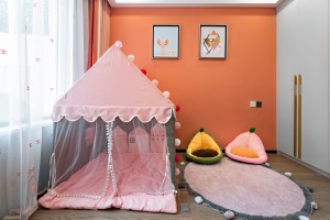 摆入粉嫩的玩具收纳柜，梦幻的小帐篷、毛茸茸的小地毯，