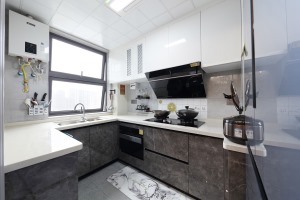厨房采用开阔式的U型设计，开阔大气。深花灰色柜体搭配小白砖台面，雅致耐看，不易过时。  