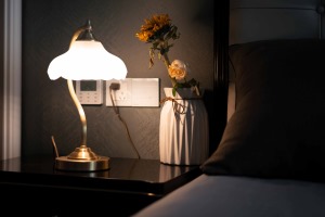 在床头柜上放一个复古台灯，不管是平时看书用还是作为夜灯使用都充满了复古而静谧的韵味。