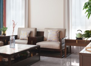 新中式家具挺拔平滑的线条，调适安然的色调，