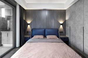 主卧空间凝练有序，床头背景墙采用木饰面，