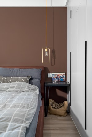 一边是金属细框吊灯，一边则是创意鹿角led长条壁灯，一高一低，错落有致，赋予卧室空间简而有味的现代