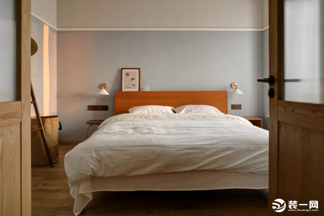 卧室与书房选用同样花色的木地板，视野延伸性更好，整体感更强。