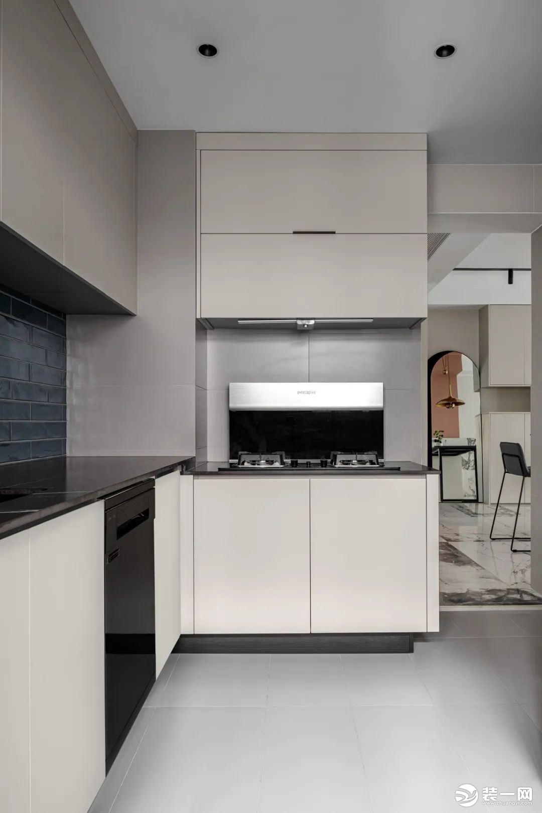 开放式厨房，让更多的光线照射进来  在功能使用上，生活阳台也帮忙容纳了一部分厨房电器。