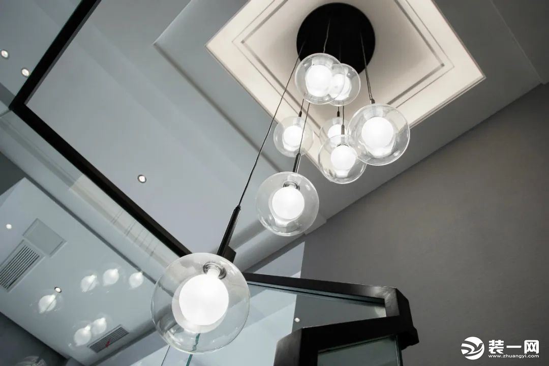 楼梯顶部装上高低不一的球形吊灯，让整个楼梯间都有均匀明亮的光线，避免了照明不均匀导致的底部楼梯昏暗