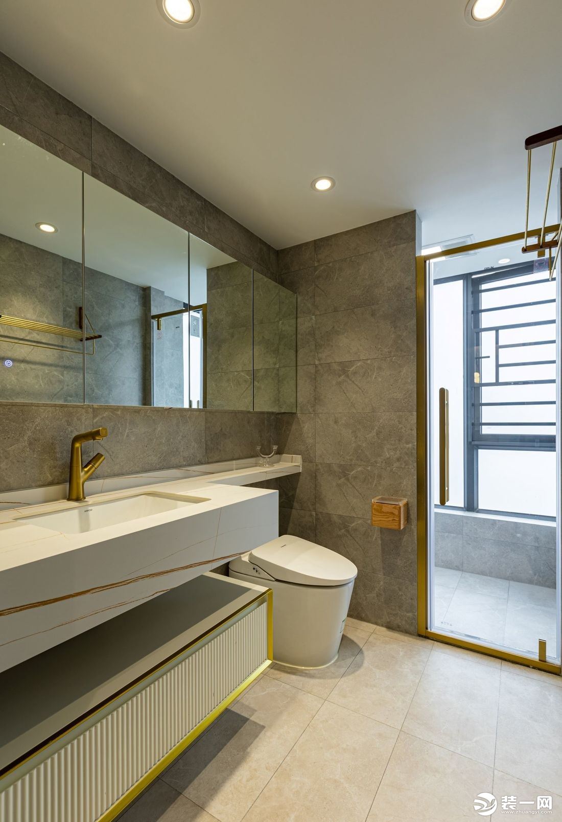 延长的镜柜和洗手台台面，小小的设计细节为空间增加了些储物空间。