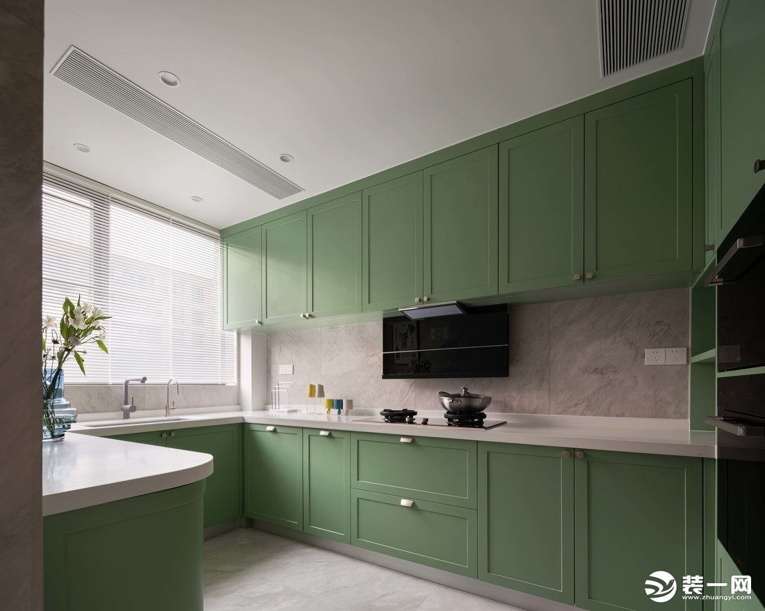 厨房的的豆沙绿橱柜让人眼前一亮。  宽敞舒适的空间加上亮眼的色彩使烹饪的过程更具趣味性。