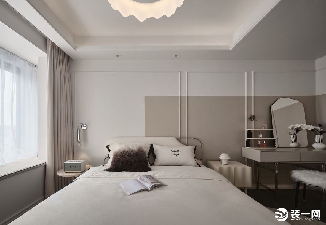 舒适和安静是卧室功能的主要体现，放眼望去，整个卧室大面积的暖色，墙面在整体奶油色的基础上，涂刷了颜色