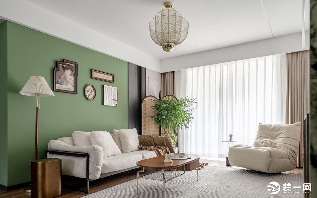 牛油果绿墙面带来的视觉冲击，让客厅看起来不再单调，置入色彩鲜艳的家居让整个空间看起来更有层次感，摆件