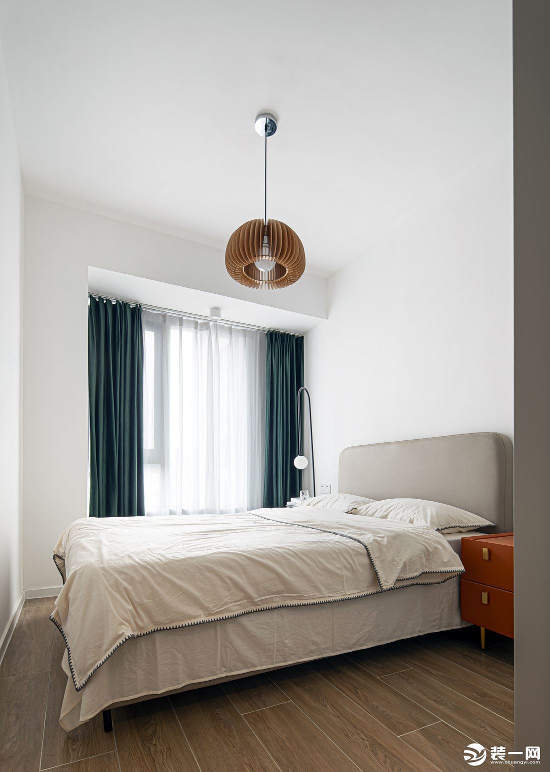 次卧主要用做长辈房，卧室全屋采用最简单的白色系， 复古绿的布艺窗帘搭配浅米色的床，素色系的床品， 再