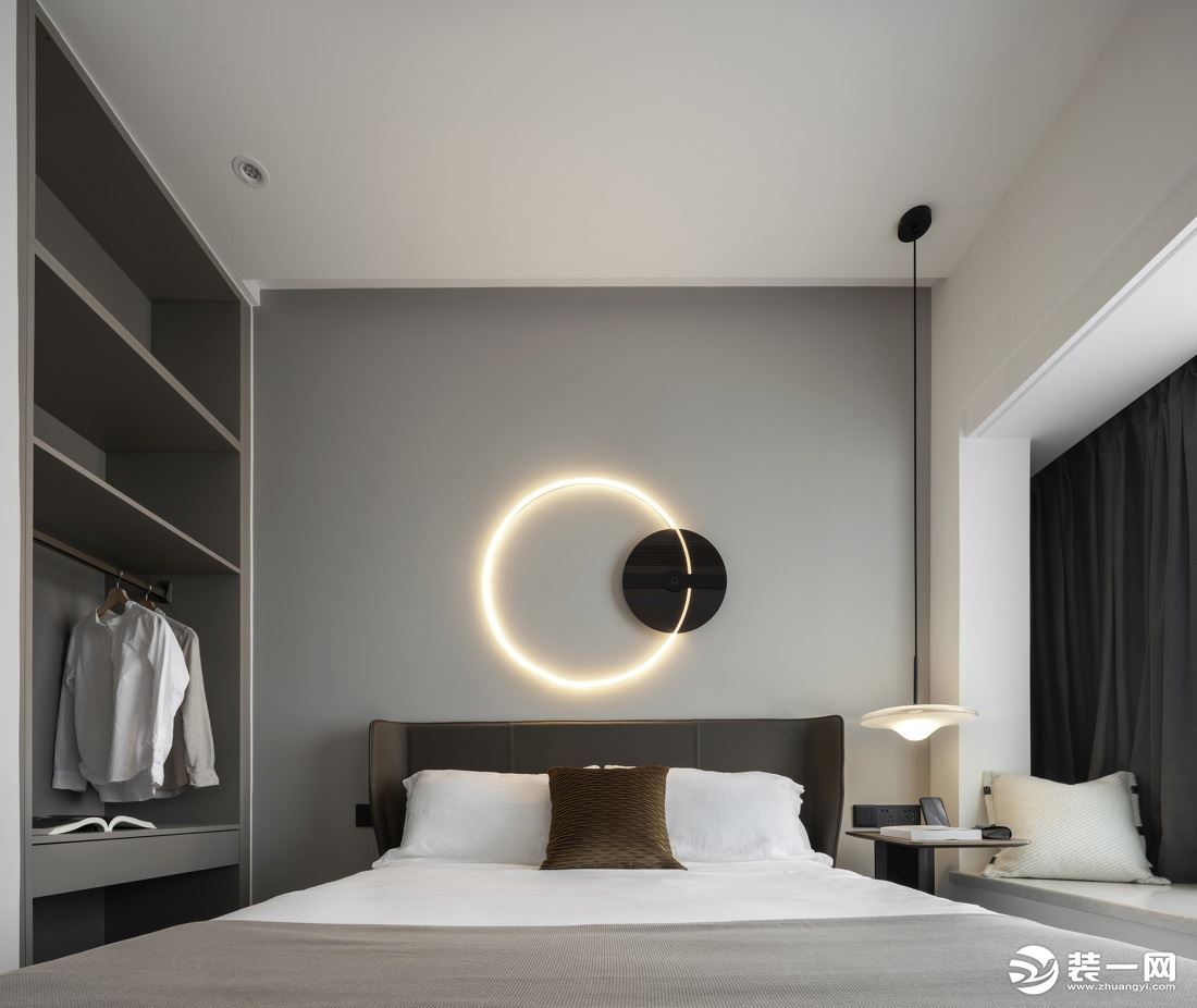 在有限的卧室空间内，尽量利用立面的空间，使用床头吊灯，墙面搭配同系列的灯饰。明亮且柔和，营造出一种温