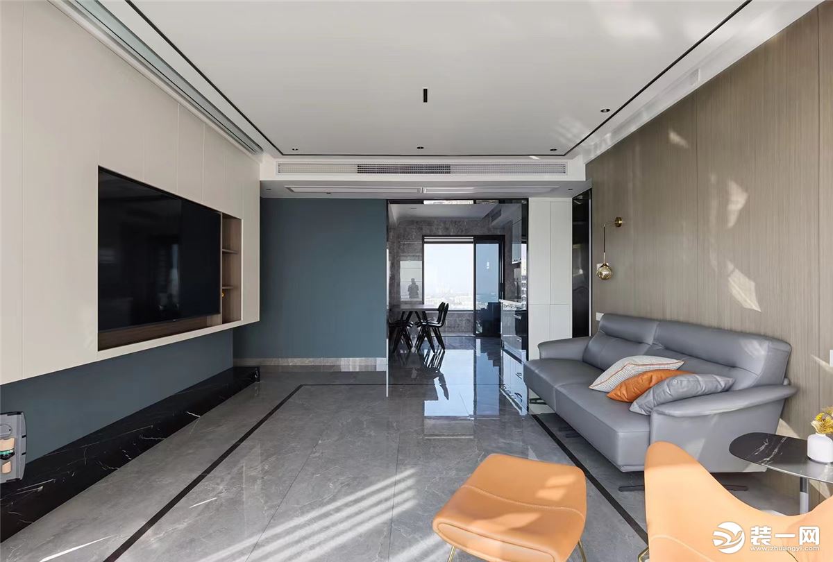客厅整体灰白色调，木饰面墙面让空间显得更加简约纯粹，配合家具软装，整个空间给人安静和谐的感受