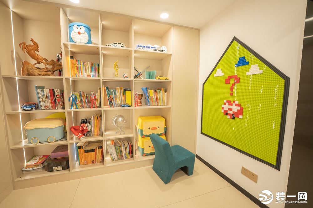 业主对于儿童房比较注重，设计中整个儿童空间做为一个动物主题空间来打造。