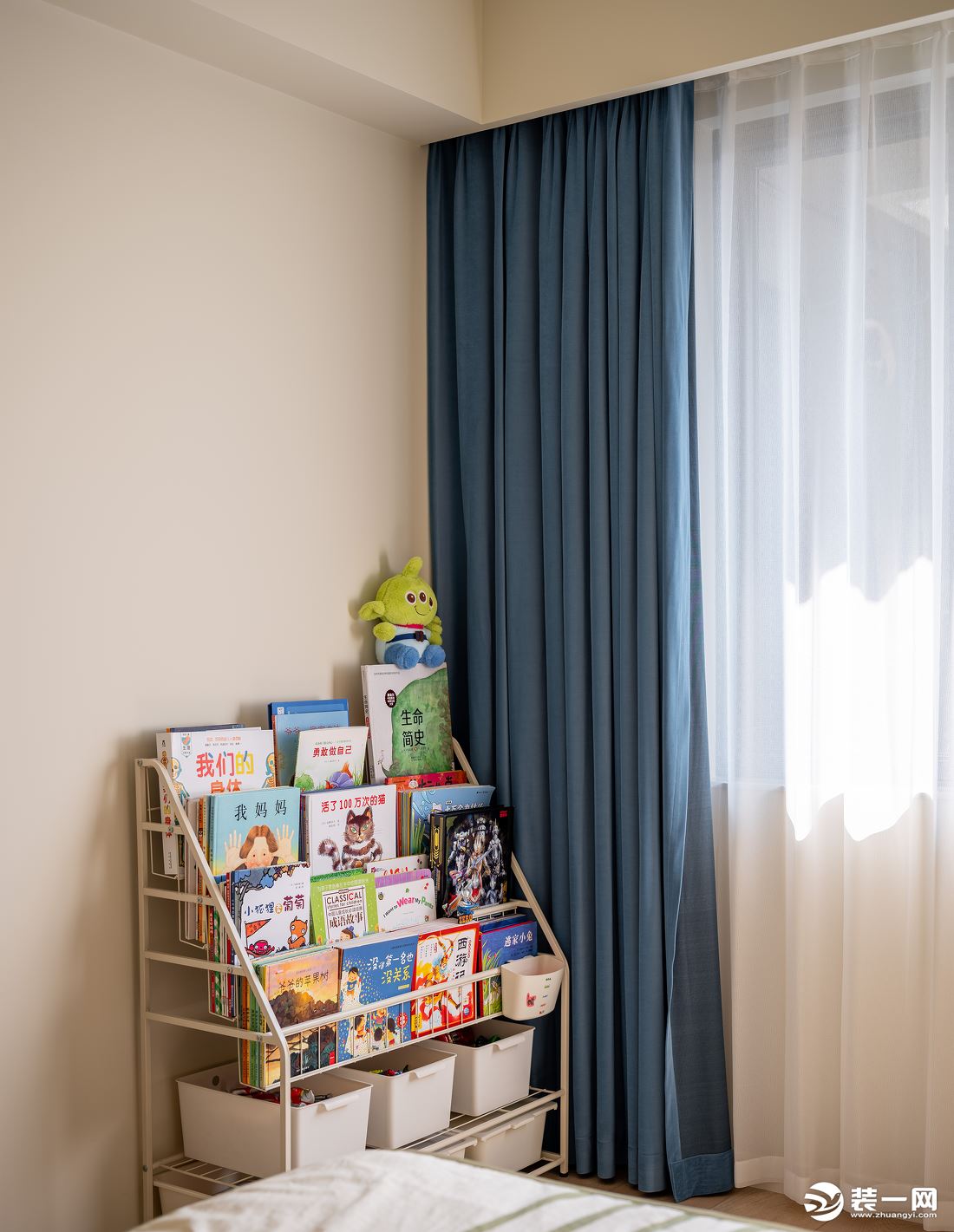 搭配男孩子都喜欢的蓝色作窗帘，添加朴拙可爱的童趣。窗边做简单的阅读、学习区，方便以后跟随孩子的成长做
