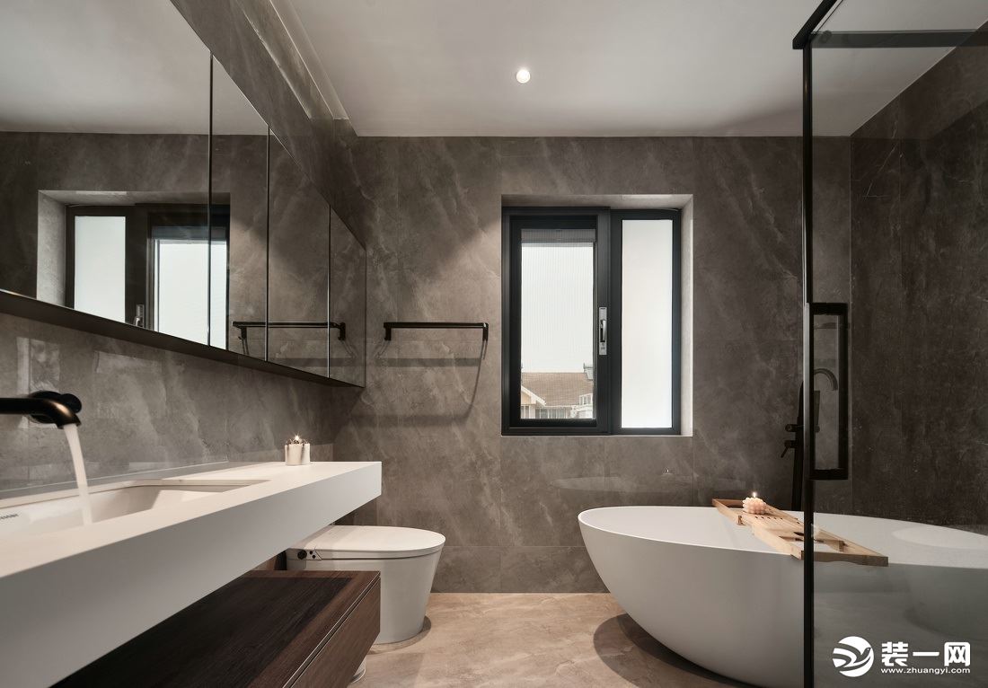 主卧卫生间沿用了主卧的灰色调，结合屋主的喜好采用了灰色+黑色的色调，浴室柜采用悬空式和感应灯，方便打