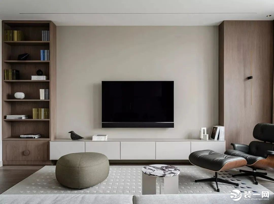 客厅中，设计师选用白色与浅灰色作为空间的主色调，浅灰色的布艺沙发搭配上大理石材质的小型茶几。