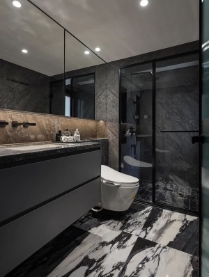 卫生间黑白混色的仿大理石地砖，加上深灰色墙面砖，装上灰色浴室柜+大面积镜柜，干净简洁的卫浴空间，让主