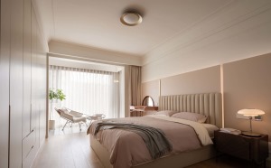 主卧是法式风格，淡雅的丁香色和蜜合色成为了房间的主色调，温馨怡人，优雅舒适。