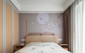 藤编和原木是父母房的主要元素，加上梅花图案背景墙和兰花图案床单，满满都是国风韵味。