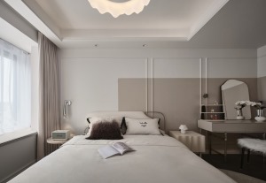 舒适和安静是卧室功能的主要体现，放眼望去，整个卧室大面积的暖色，墙面在整体奶油色的基础上，涂刷了颜色