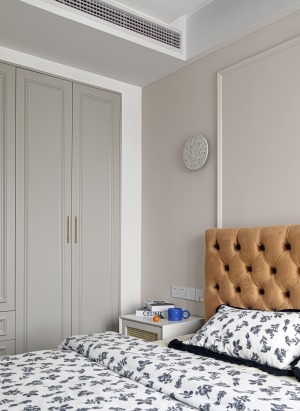 主卧床头墙面采用暖色系，立邦乳胶漆（珊瑚），其它墙面白色，衣柜选择灰色， 灯具方面采用无主灯设计，床