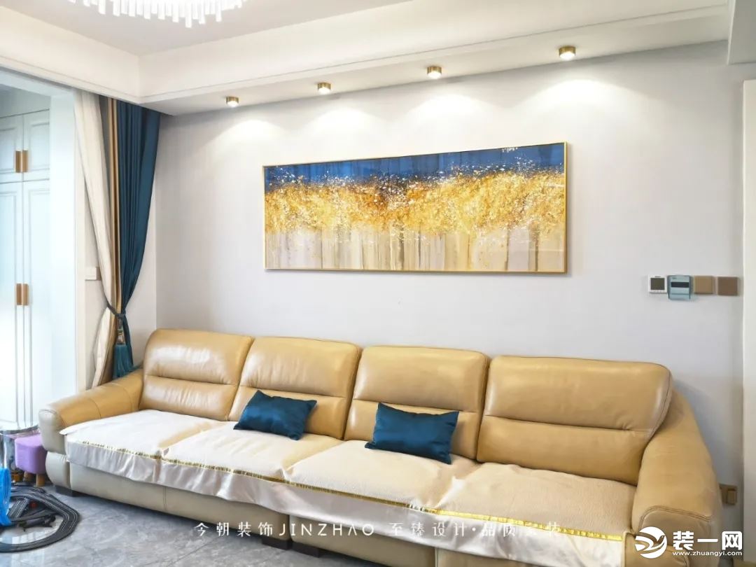 沙发背景墙更加简约自然，只一幅艺术挂画与皮质沙发和窗帘颜色相辅相成，奢华低调。