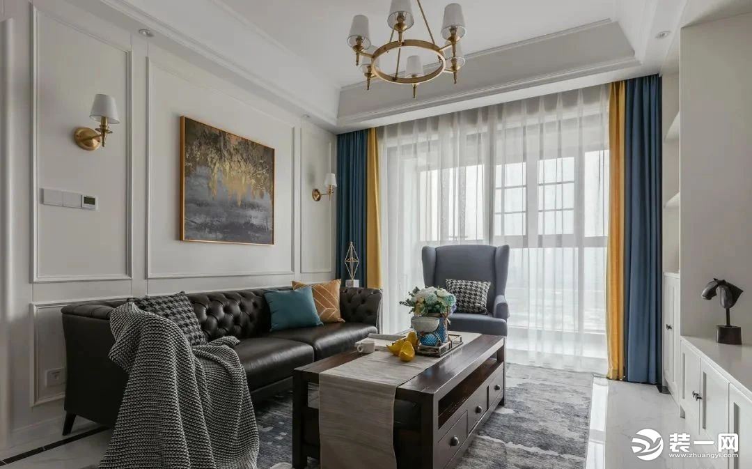 客厅，黑色皮质沙发搭配胡桃木茶几，大理石纹地砖加铺地毯，加入黄色、蓝色提亮整个空间