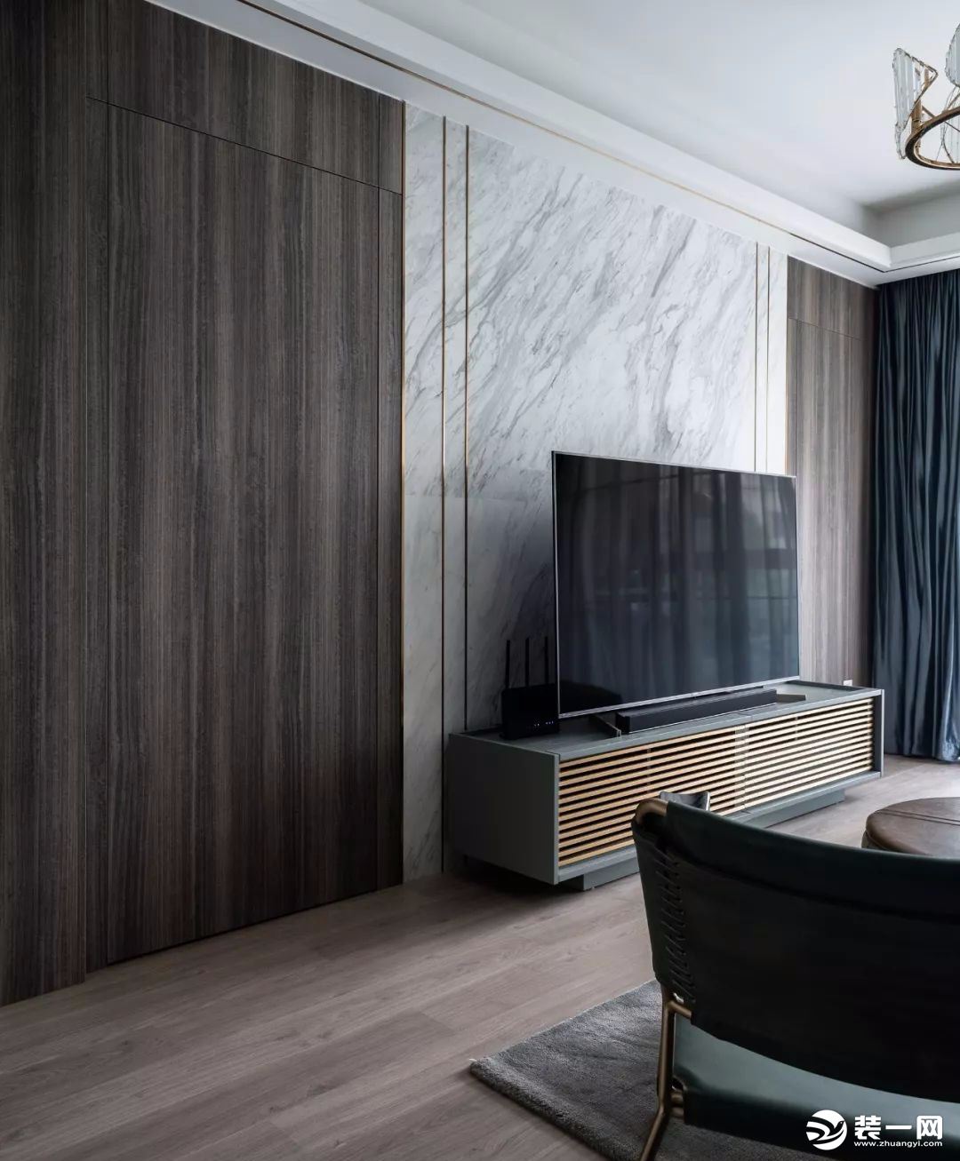 灰蓝色的电视柜，木栅格的条纹，色调的组合，在白色理石的色块背景下，产生清爽轻盈的视觉体验。