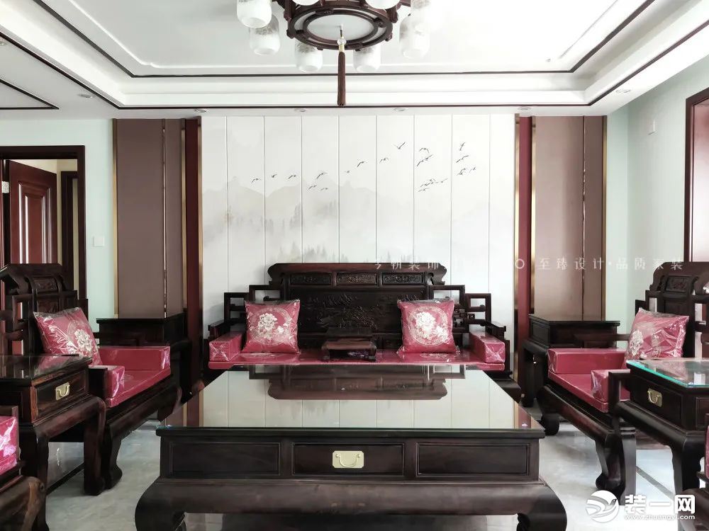 客厅在空间的设计形式上，以开放性思维诠释东方美学，木纹、线条、金属、实木家具等组合，打造了雅致空间。