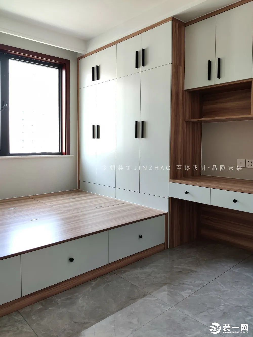 空间较小，采用榻榻米布局，床衣柜书桌一体设计，充分利用空间。
