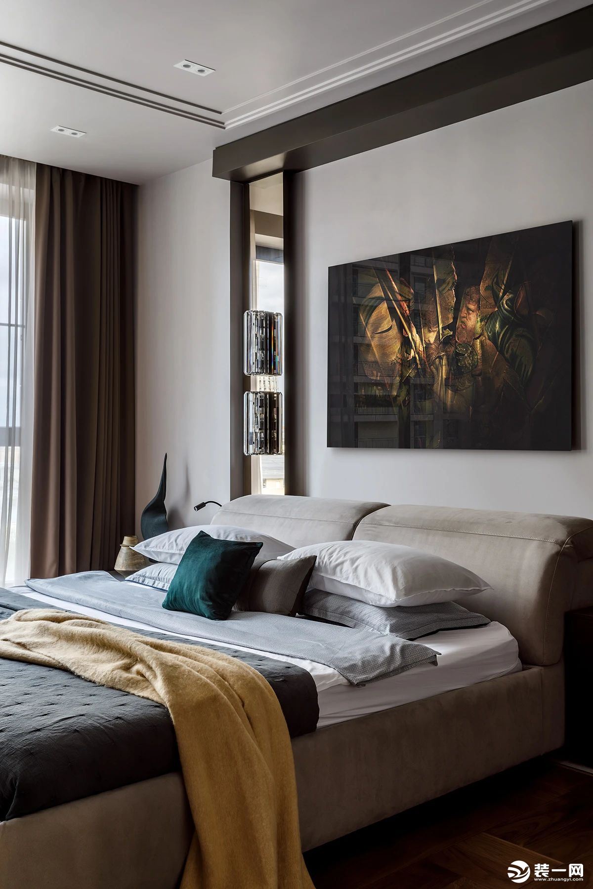 主卧室主要通过镜面、金属、木饰面等材料来表达空间质感，营造一种较为雅致和高贵的感觉