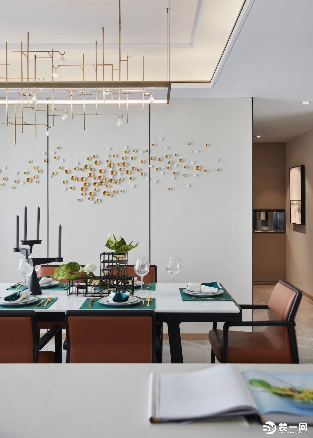 餐厅与客厅、厨房呈开放之姿贯连，将空间尺度拉升到极致，欢快的撞色更易调动味蕾。