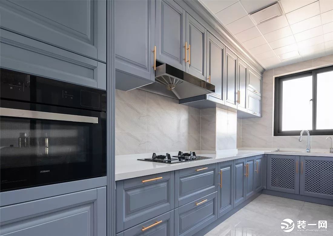 优雅的蓝色调一路蔓延到厨房，处处可见清爽质感，整排定制橱柜完美满足下厨爱好者的所有需求。