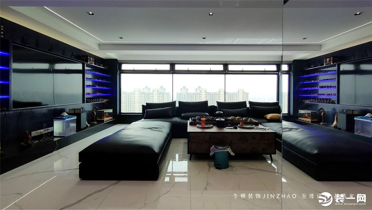 客厅以黑白灰搭配为主，白色的顶面，黑色的皮质沙发，木色的茶几。