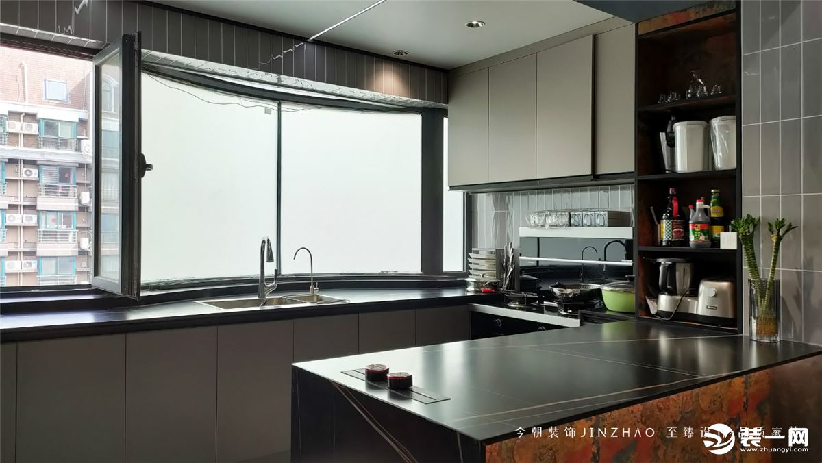采用敞开式厨房，同时也能与餐厅空间互通。