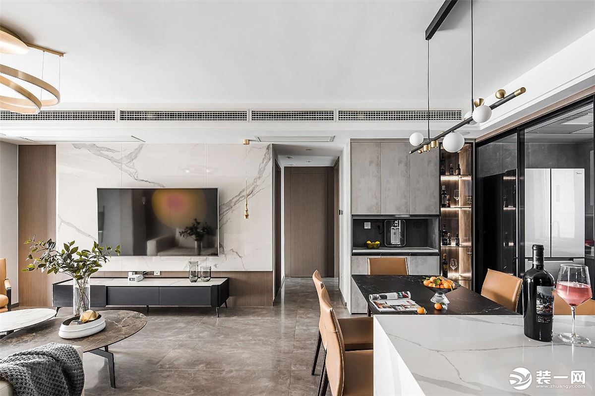 客厅，灰白两色为屋主营造简约的空间基调，大理石、木饰面、岩板、玻璃等材质的运用，突出极简现代的品质感