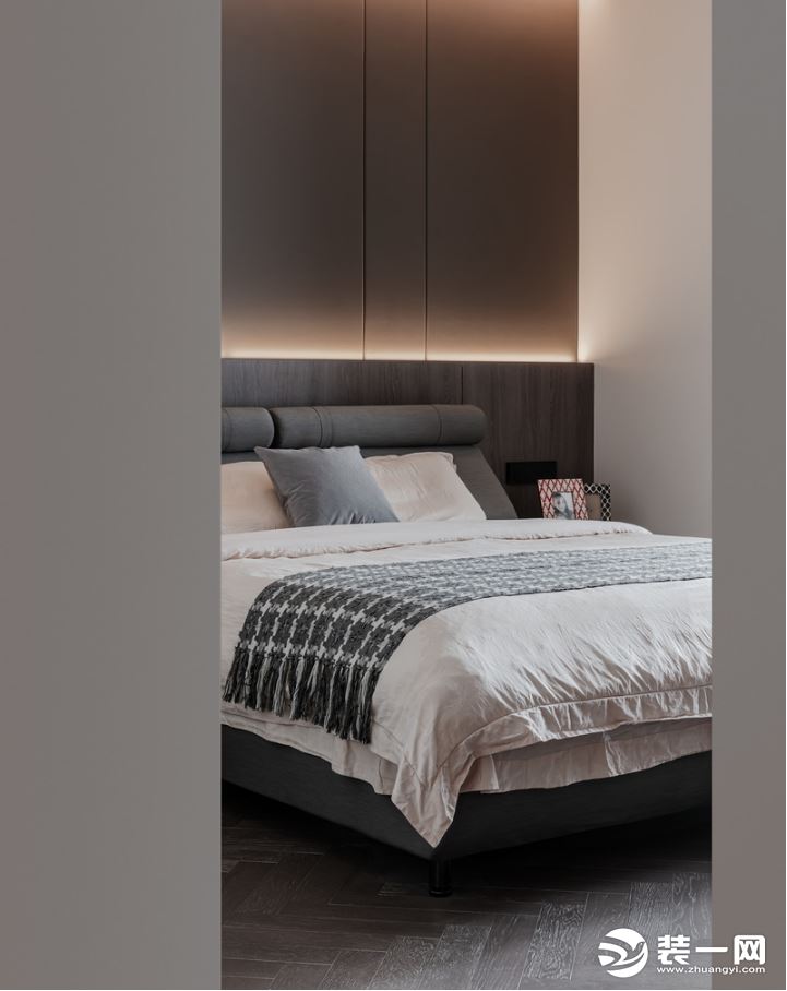 舒适素雅的床品搭配低调朴素的色调，流露安静纯粹的气息。床头靠背暖黄的灯光在空间营造温馨氛围。