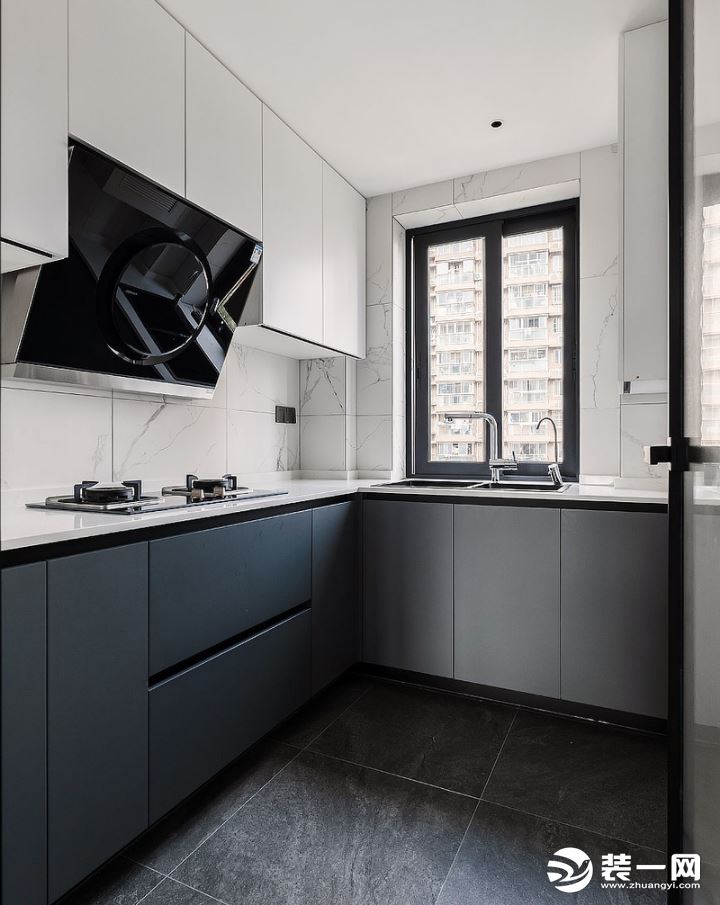 厨房选用L型布局，空间利用率最大化。吊柜选用白色，地柜选用深色，视觉上增加空间的开阔感。