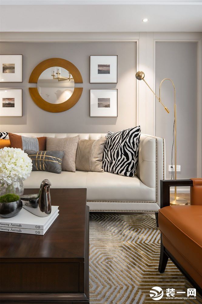 米白色皮质沙发细腻而优雅，黄铜元素与恰到好处的软装互相协调，呈现简约大气却饱含精致韵味的空间。