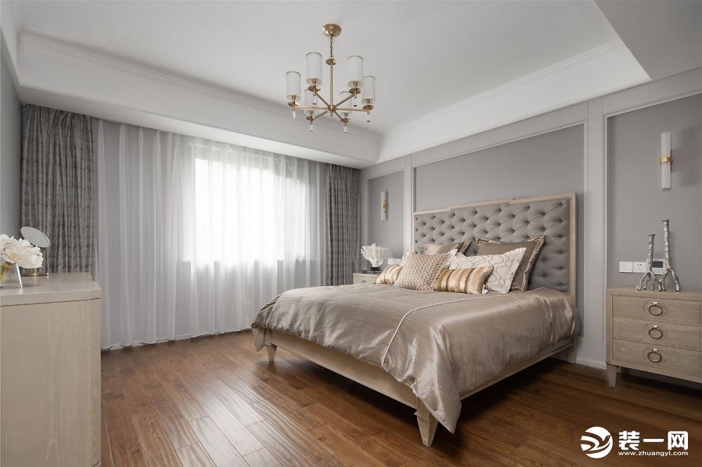 高级灰为主卧铺垫优雅大方的基调，床头背景墙以造型设计修饰，细节完美，提高了整体空间的层次氛围。