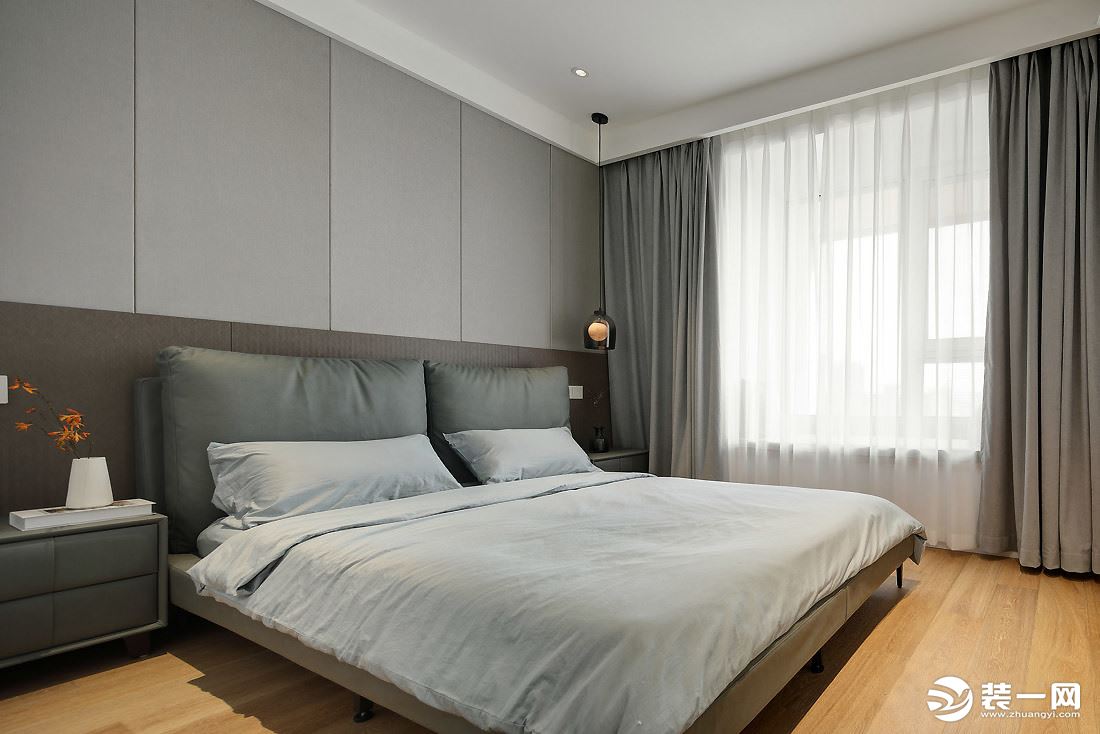 次卧，灰白加入极具包容性的棕木色，交织出时尚且高格调的空间氛围。