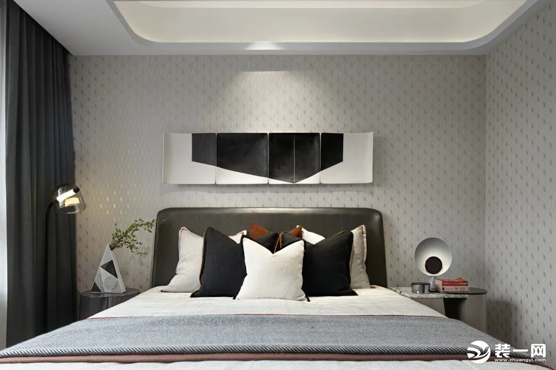客房以更加稳重的灰色为主色调，暗红色为跳色，营造成熟大气的空间氛围。