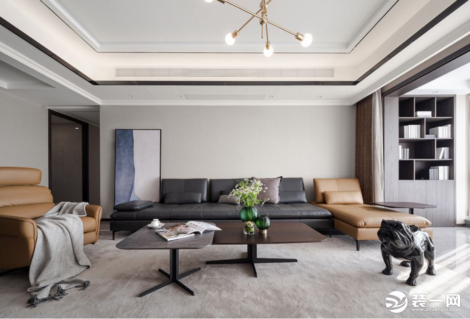 客厅是极致设计与当代艺术的融合，阔朗的空间透露着一种安静的力量。