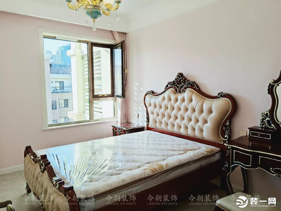 卧室采用少见的柔粉色墙漆，色彩明亮，能起到放松心情的作用，让整个空间充满生机。