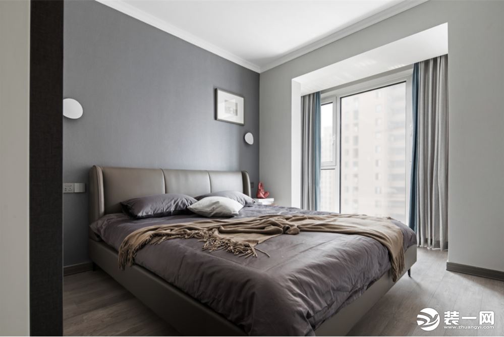 主卧依旧以灰色为主调，配以浅木色地板，营造出安静优雅的空间格调。