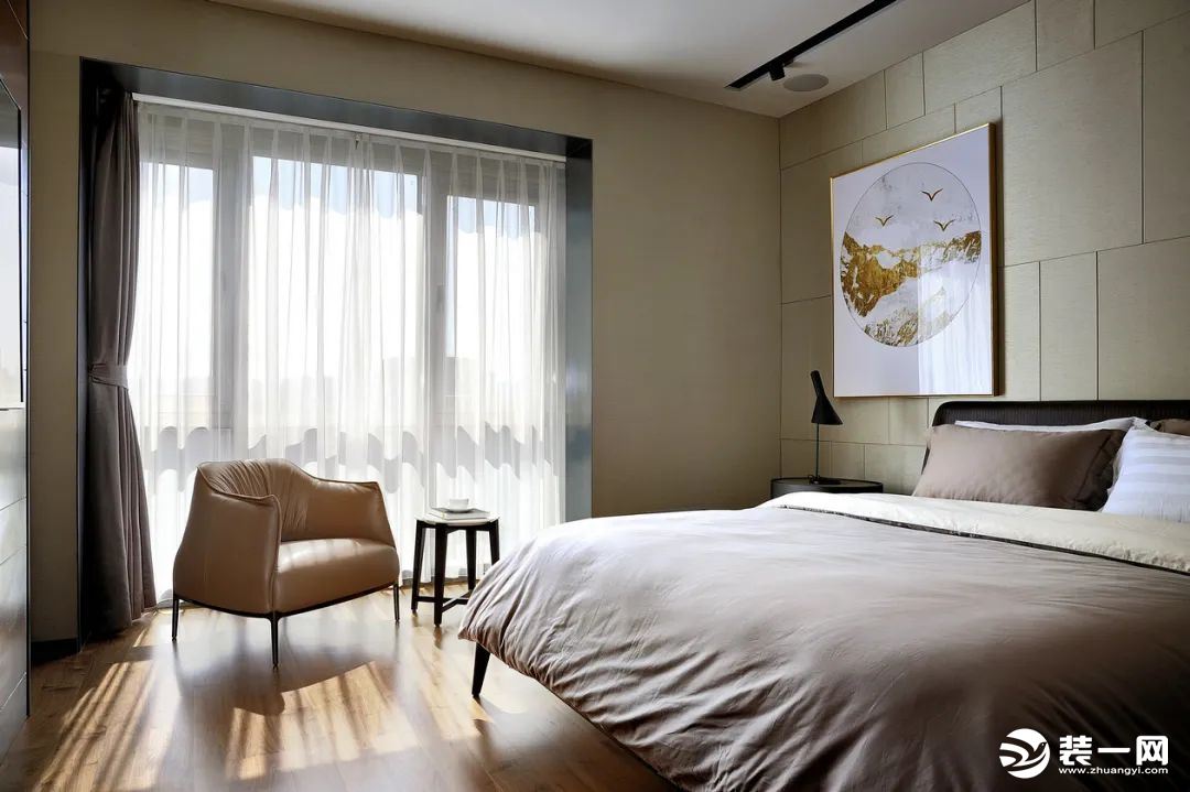 卧室选取了干净素雅的中性色，特有的温柔与宁静质感，更能体现沉淀过后的内敛谦和。