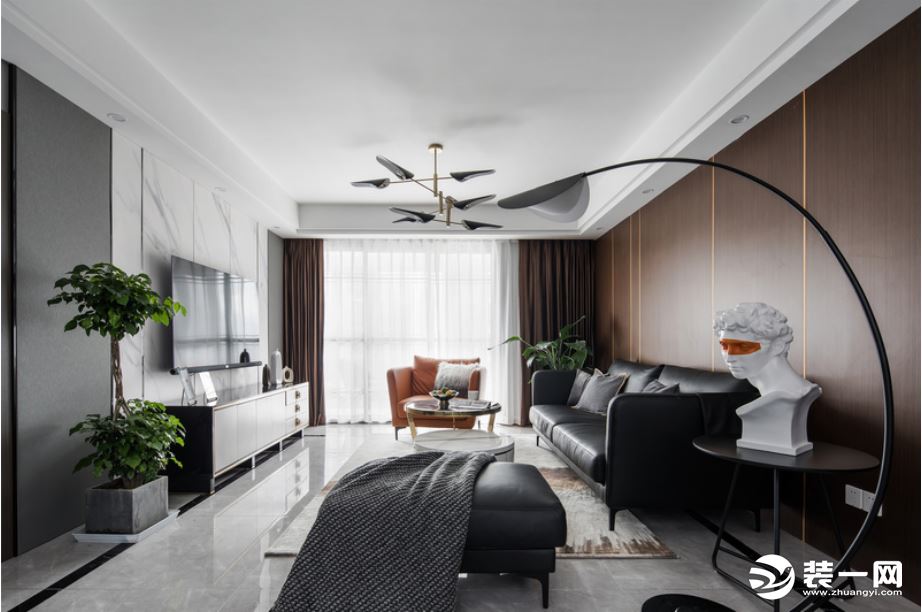 客厅胡桃木的沉稳，与宁静优雅的灰色地砖地形成对比，简洁的黑白色块看起来非常雅致。