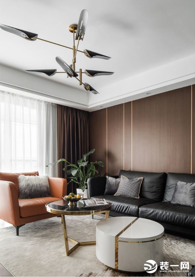 简约的家具，黑色的沙发，大理石台面的茶几，再搭配一些金属元素，空间也变得更加精致细腻。