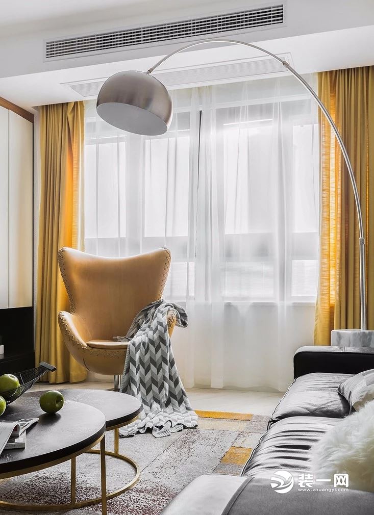 设计感十足的落地灯与单人沙发画龙点睛般给客厅增添了质感。