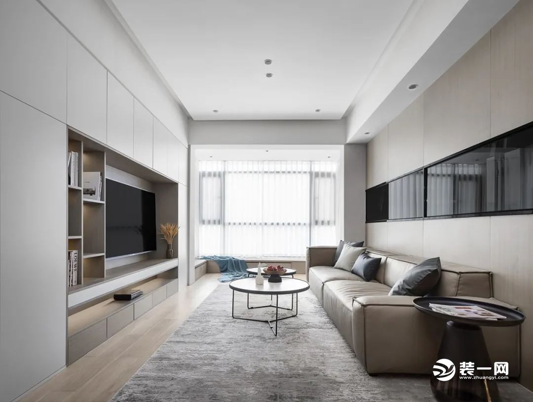 客厅以木色和白色为主调，黑色为点缀，让空间呈现出别致的层次感，提升空间明亮度，体现艺术审美。